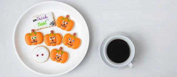 Filiżanka Gorącej Kawy Zabawnymi Ciasteczkami Halloween Szczęśliwego Halloween Dzień Trick — Zdjęcie stockowe