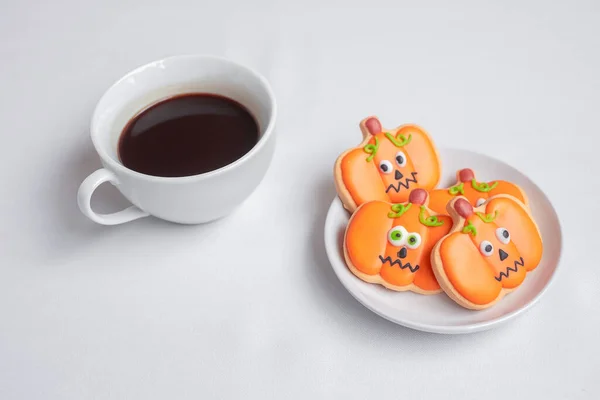 Filiżanka Gorącej Kawy Zabawnymi Ciasteczkami Halloween Szczęśliwego Halloween Dzień Trick — Zdjęcie stockowe