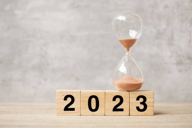 2023 'te masada kum saati vardı. Çözüm, zaman, plan, hedef, motivasyon, yeniden başlatma, geri sayım ve yeni yıl tatili kavramları