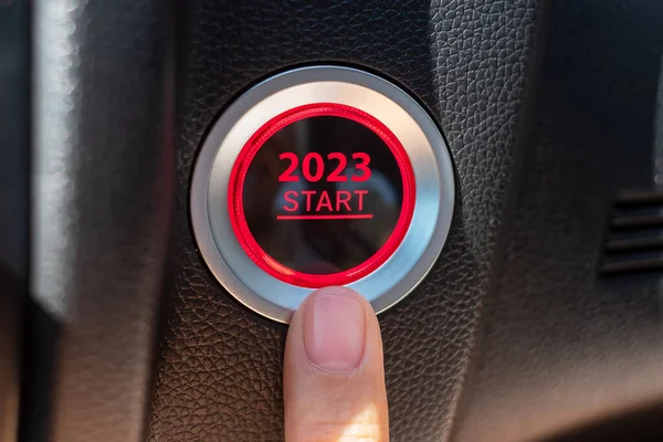 手指按下车内2023 Start文字的汽车点火按钮 新年你 创新和规划概念 — 图库照片