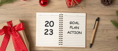 2023 Gol Planı. Not defteri, Noel hediyesi ve tahta masa üzerine kalem. Xmas, Mutlu Yıllar, Karar Listelenecek, Başlatılacak ve Strateji Konsepti