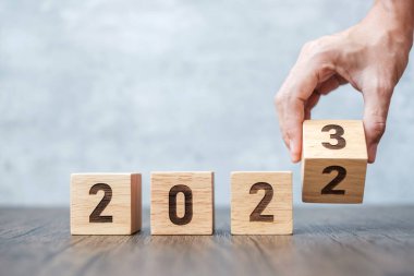 2022 'den 2023' e kadar el hareketi. hedef, çözüm, strateji, plan, motivasyon, yeniden başlatma, tahmin, değişim, geri sayım ve yeni yıl tatil kavramları