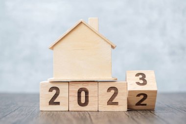 2022 'den 2023' e kadar ev modeliyle çevirin. gayrimenkul, ev kredisi, vergi, yatırım, finans, tasarruf ve yeni yıl kararı kavramları