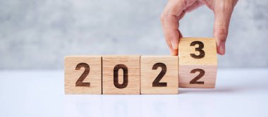 2022 'den 2023' e kadar el hareketi. hedef, çözüm, strateji, plan, motivasyon, yeniden başlatma, tahmin, değişim, geri sayım ve yeni yıl tatil kavramları