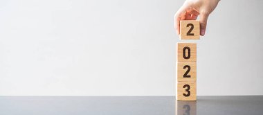 Masada 2023 yıllık blok var. hedef, karar, strateji, plan, başlangıç, bütçe, görev, eylem, motivasyon ve yeni yıl tatili kavramları