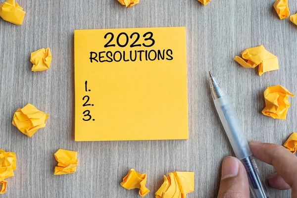 2023 Résolutions Mot Sur Mot Jaune Avec Homme Affaires Tenant — Photo