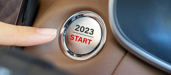 Otomobilin içindeki 2023 START metni ile bir arabanın ateşleme düğmesine bas. Yeni Yıl Yeni Sen, öngörü, çözüm, motivasyon, değişim, hedef, vizyon, yenilik ve planlama kavramı