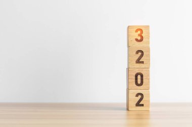 Masa arkasında 2023 yıllık blok. hedef, çözüm, strateji, plan, başlangıç, bütçe, misyon, eylem, motivasyon ve yeni yıl kavramları