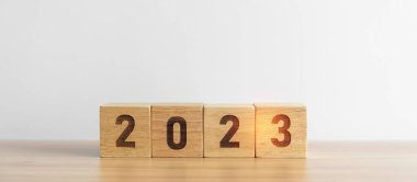 Masa arkasında 2023 yıllık blok. hedef, çözüm, strateji, plan, başlangıç, bütçe, misyon, eylem, motivasyon ve yeni yıl kavramları