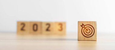 Dart tahtası simgesi olan 2023 blok. Hedef, Hedef, Çözünürlük, Strateji, Plan, Eylem, Görev, Motivasyon ve Yeni Yıl Başlangıç kavramları