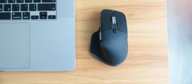 Ergonomik dikey fare ve dizüstü bilgisayarı iş yerindeki ayarlanabilir masada, bilek ağrısını önlüyor. De Quervain 's tenosynovitis, Kavşak Semptomu, Karpal Tüneli veya Ofis Sendromu