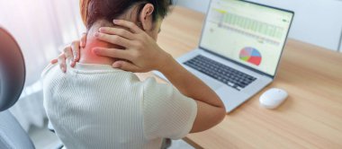 İş yerinde uzun süre Neck ve Omuz ağrısı çeken bir kadın. Fibromiyalji, romatizma, skapüler ağrı, ofis sendromu ve ergonomik konsept yüzünden.