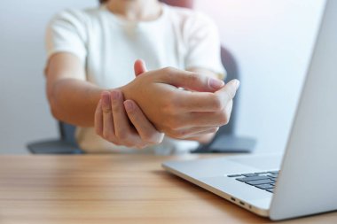İş yerinde uzun süre bilgisayar ve fare kullanırken bilek ağrısı çeken bir kadın. De Quervain 's tenosynovitis, romatizma ergonomik, Carpal Tunnel Sendromu veya Office sendromu konsepti