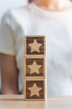 Müşteri için yıldız bloğu kullanıcı değerlendirmeleri için reyting seçin. Kalite, Hizmet notu, sıralama, müşteri değerlendirmesi, memnuniyet, değerlendirme ve geri bildirim kavramı