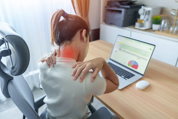 Frau Die Nacken Und Schulterschmerzen Hat Während Sie Lange Arbeitsplatz — Stockfoto