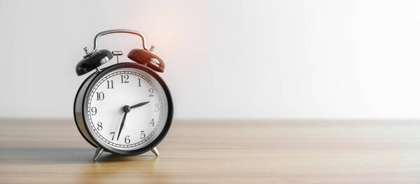 Reloj Despertador Vintage Mesa Madera Espacio Copia Para Texto Concepto — Foto de Stock