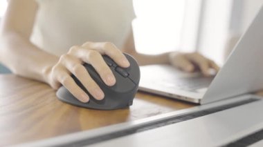 Kadın eli bilgisayarlı ergonomik fare kullanıyor. Uzun süre çalıştığı için bilek ağrısını önlüyor. De Quervain 's tenosynovitis, Kavşak Semptomu, Karpal Tünel Sendromu veya Ofis Sendromu