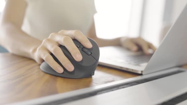 Kobieta Ręka Pomocą Komputera Ergonomiczne Myszy Profilaktyka Ból Nadgarstka Ponieważ — Wideo stockowe