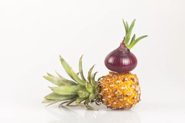Pineapple and onion — Stock Photo, Image