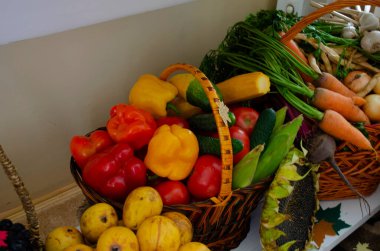 Sepetteki sebzeler organik gıda arka planında.