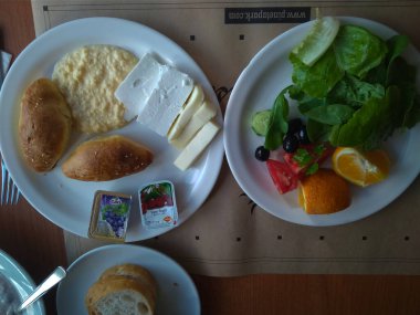 Türk mutfağından harika bir sabah kahvaltısı. Sebzeli peynir.