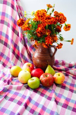 Çiçekler ve elmalarla dolu güzel bir hayat