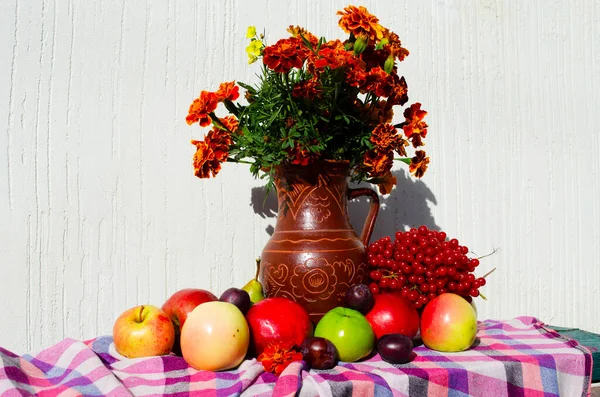 Beautiful Still Life Flowers Apples — Stock Photo, Image