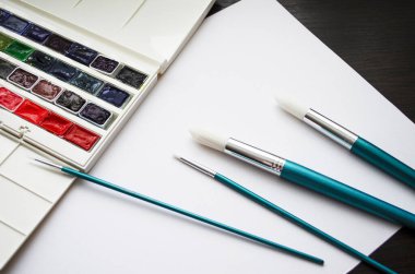 Birçok araç gereç sanatçılar fırçalar suluboya kutu boyaları beyaz izole arka plan