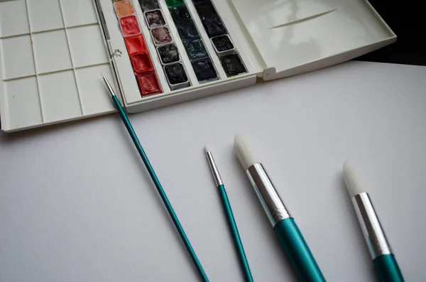 Multi Tools Künstler Pinsel Die Aquarell Box Farben Auf Weißem — Stockfoto