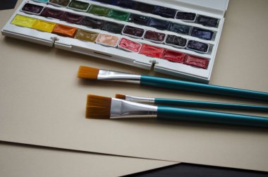 Birçok araç gereç sanatçılar fırçalar suluboya kutu boyaları beyaz izole arka plan