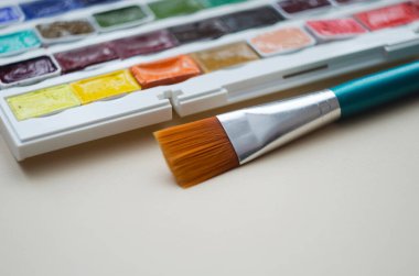 Birçok araç gereç sanatçılar fırçalar suluboya kutu boyaları beyaz izole arka plan