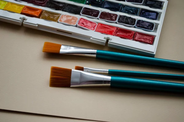 Birçok araç gereç sanatçılar fırçalar suluboya kutu boyaları beyaz izole arka plan