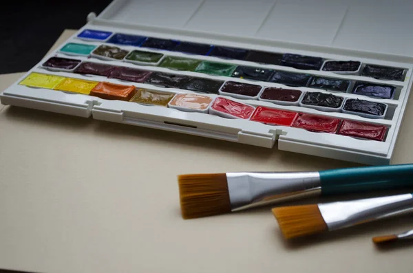 Birçok araç gereç sanatçılar fırçalar suluboya kutu boyaları beyaz izole arka plan