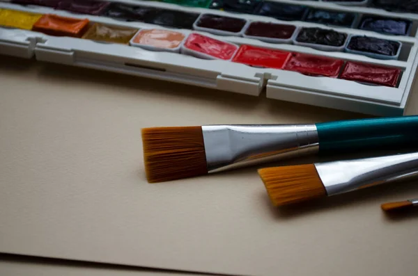 Multi Tools Künstler Pinsel Die Aquarell Box Farben Auf Weißem — Stockfoto