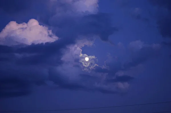 Луна Рассвете Видна Сквозь Пробелы Облаках — стоковое фото
