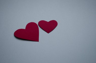 Pastel pembe masa üzerinde güzel, şirin kalpler beste yapıyor. Sevgililer Günü tebrik kartı konsepti. Anneler Günü yıldönümü tasarımı.