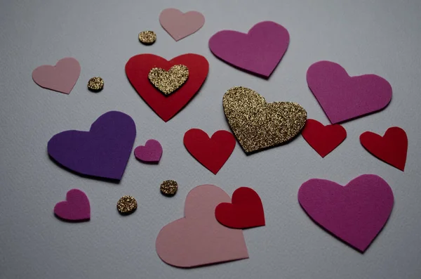 Krásné roztomilé srdce na stole ploché ležel kompozice. Valentines Day Pozdrav konceptu přání. Výročí Den matek. — Stock fotografie