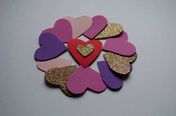 Mooie schattige harten op tafel plat lay compositie. Valentijnsdag wenskaart concept. Mothers Day jubileum ontwerp. — Stockfoto