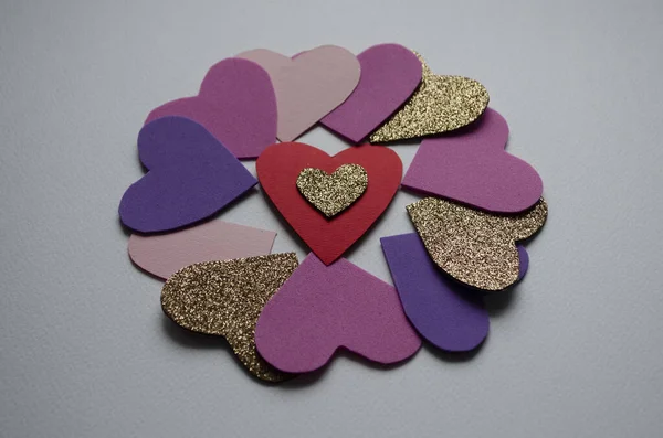 Mooie schattige harten op tafel plat lay compositie. Valentijnsdag wenskaart concept. Mothers Day jubileum ontwerp. — Stockfoto