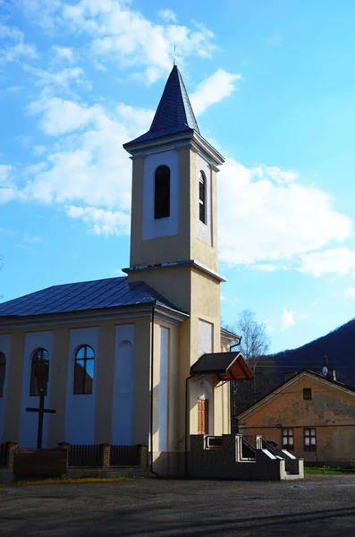 Öğleden Sonra Eski Katolik Kilisesi Mavi Gökyüzüne Karşı — Stok fotoğraf