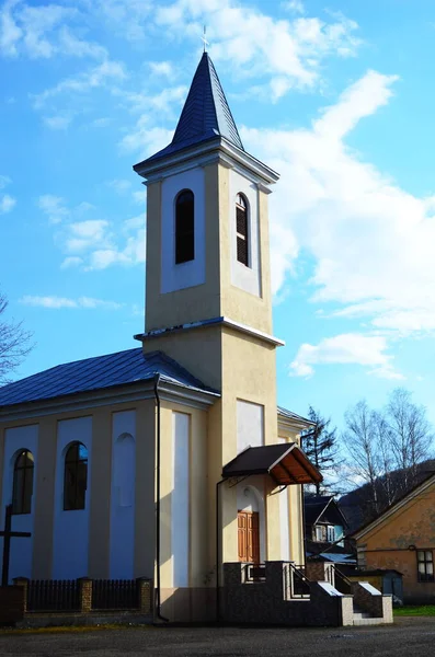 Starý Katolický Kostel Odpoledních Hodinách Proti Modré Obloze — Stock fotografie