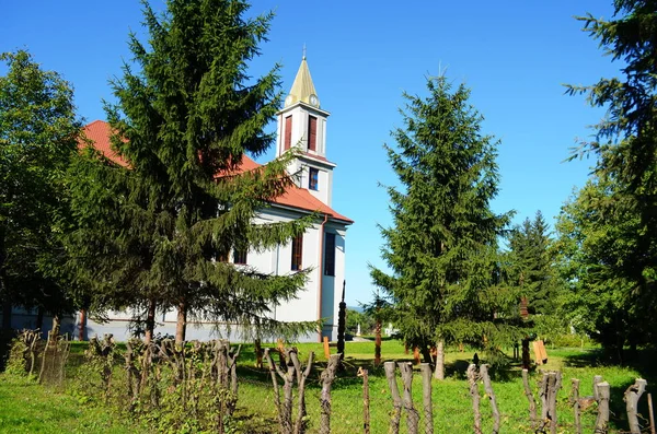 Öğleden Sonra Eski Katolik Kilisesi Mavi Gökyüzüne Karşı — Stok fotoğraf