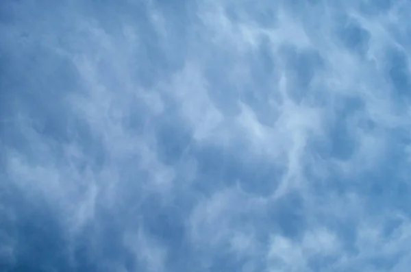 Блакитне Небо Красивими Природними Білими Хмарами — стокове фото