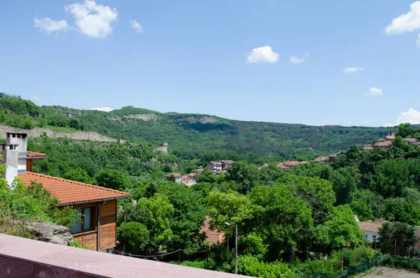 Bulgaristan 'ın kuzeyindeki eski şehir Veliko Tarnovo' nun manzarası