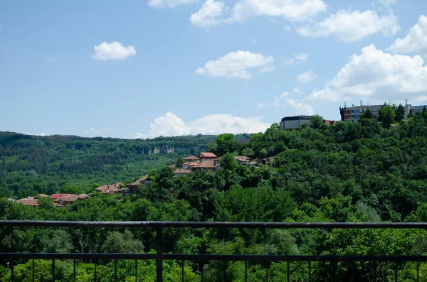 Bulgaristan 'ın kuzeyindeki eski şehir Veliko Tarnovo' nun manzarası