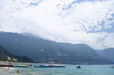 Kumlu plajı ve mavi denizi ile ünlü olan Oludeniz Plajı, Babadag topraklarından paraşütçülerin atladığı yerdir. Fethiye