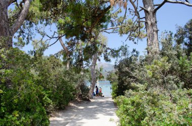 Kumlu plajı ve mavi denizi ile ünlü olan Oludeniz Plajı, Babadag topraklarından paraşütçülerin atladığı yerdir. Fethiye
