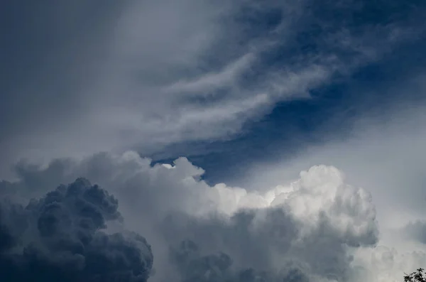 Φουντωτό Λευκό Σύννεφο Καθαρό Γαλάζιο Ουρανό — Φωτογραφία Αρχείου
