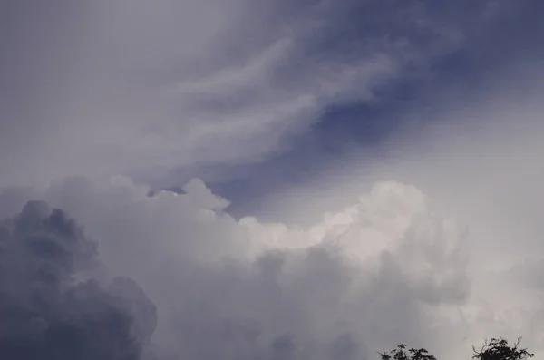 Φουντωτό Λευκό Σύννεφο Καθαρό Γαλάζιο Ουρανό — Φωτογραφία Αρχείου