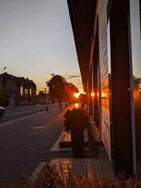 Boş zemin ve güneş ışınlı modern bina